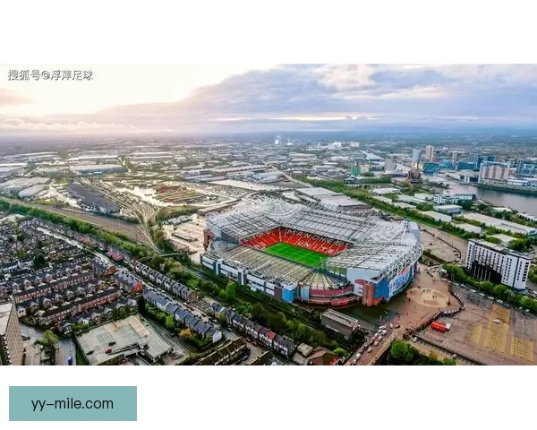 曼联老特拉福德球场顶棚漏水修复工程因暴雨再次停工导致进度受阻